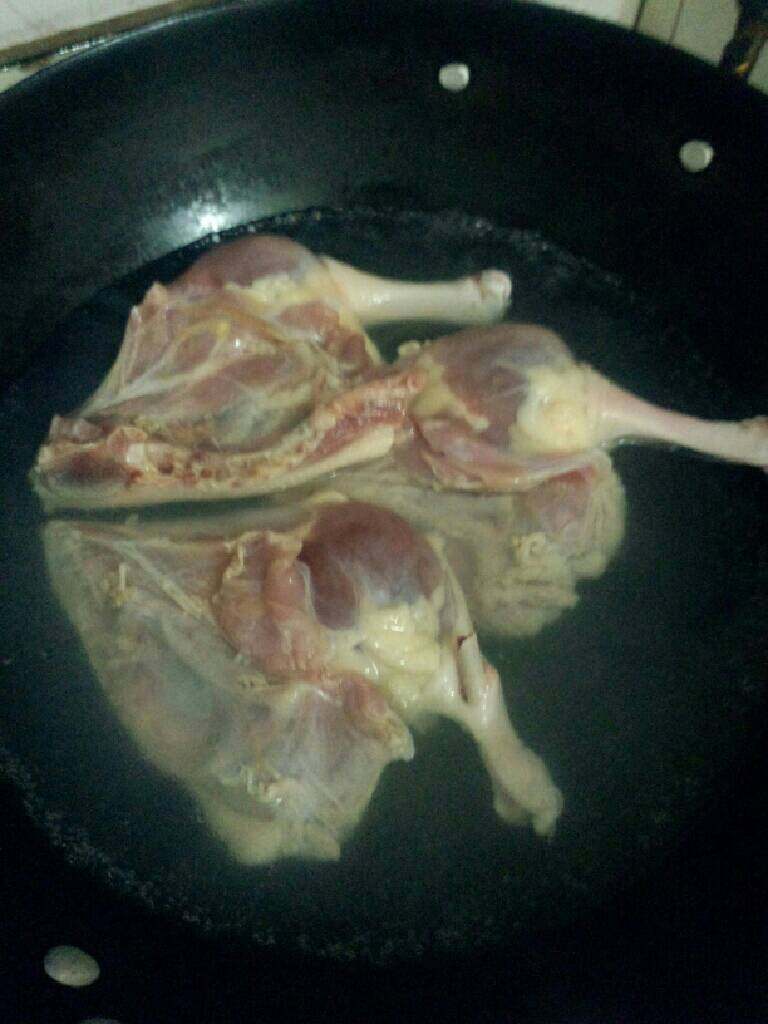 咸酸梅鸭,锅加水烧开把鸭腿放入过焯水，在捞起来待用