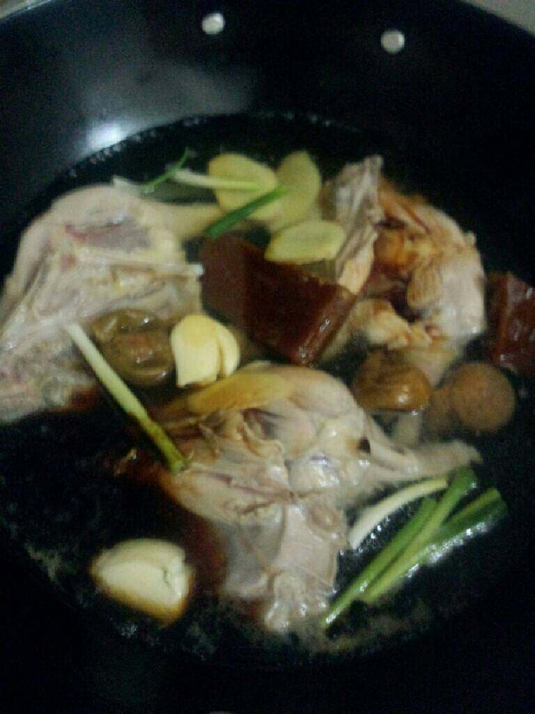 咸酸梅鸭,锅加水烧开放入鸭腿，姜，蒜，葱，咸酸梅，红糖，酸梅汁，<a style='color:red;display:inline-block;' href='/shicai/ 788'>生抽</a>，<a style='color:red;display:inline-block;' href='/shicai/ 762'>老抽</a>，少许盐大火烧滚