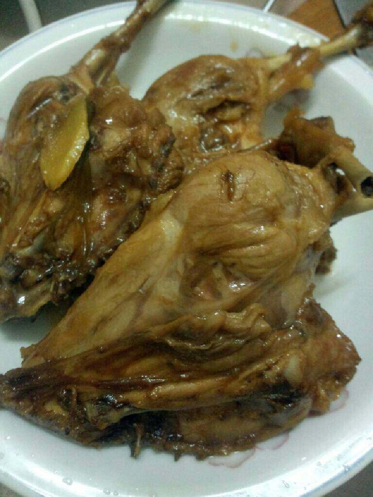 咸酸梅鸭,在把鸭腿捞起来待凉