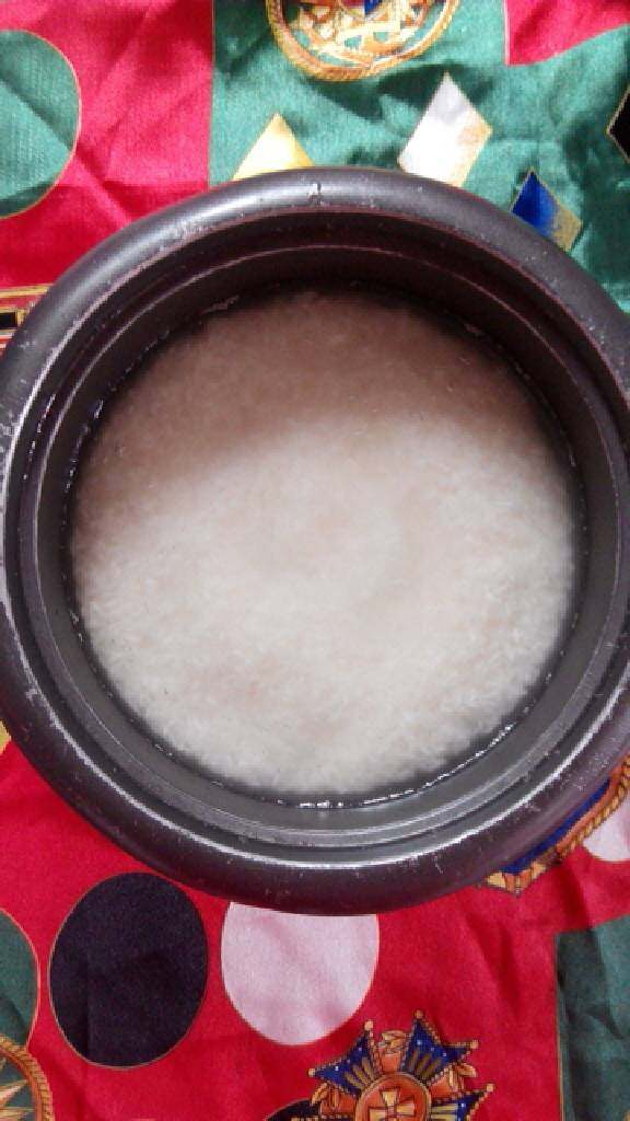 良心农人大米小猪仔,电饭煲里加水,米和水的比例应该是1:1.2,用食指放入米水里,只要水超出米有食指的第一个关节就可以。