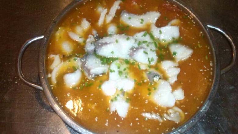 蕃茄魚,胖头魚宰杀洗净、魚头、魚骨剁块、魚肉打成片待用