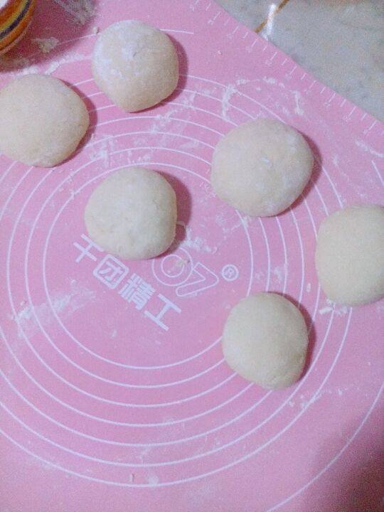 红薯环形面包,将发酵好的面团分割成小面团,滚圆,盖上保鲜膜松弛15分钟。