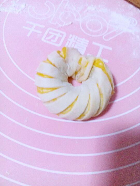 红薯环形面包,红薯条纹朝上,围成环形