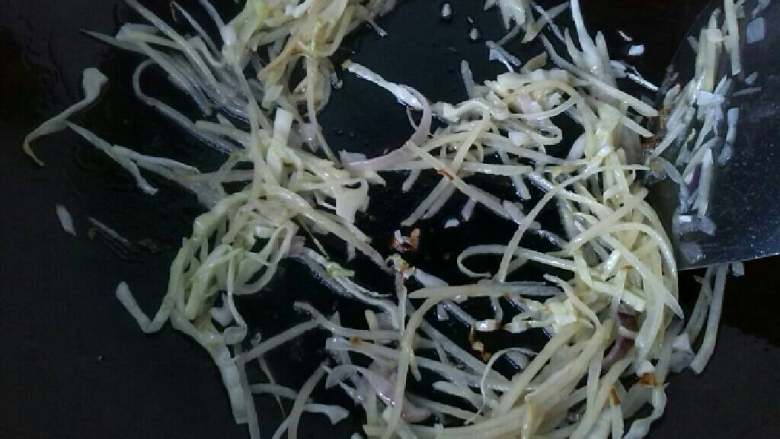 ≈卷饼≈,锅里热油，翻炒土豆丝和卷心菜丝