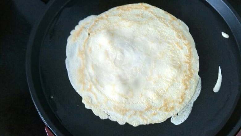 ≈卷饼≈,电饼铛刷油预热，舀入面糊，摊面皮