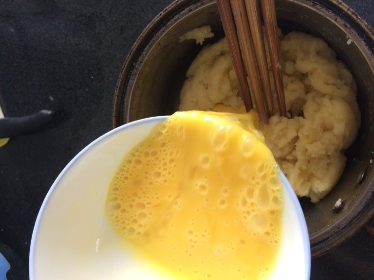 天鹅泡芙,如图分次加入全蛋液(不一定要加完)