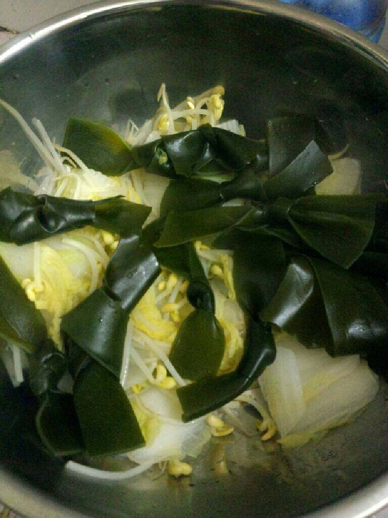 水煮鱼《家庭版》,锅加水烧开,把海带,娃娃菜,豆芽放入烫熟在捞起来待用