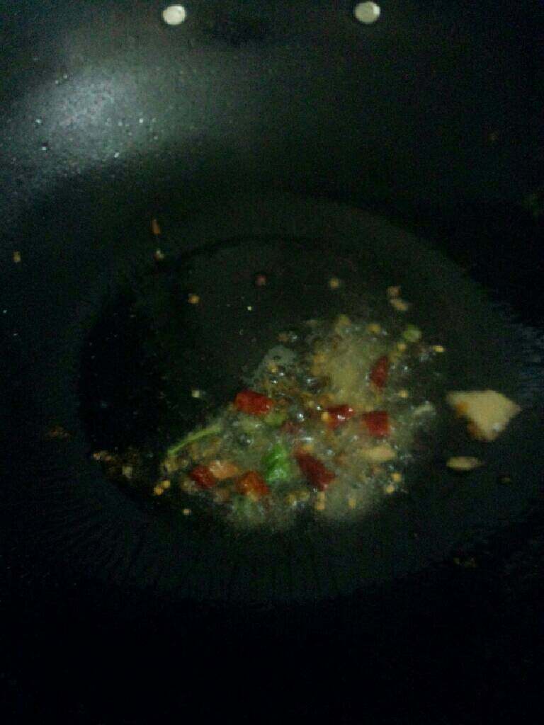 水煮鱼《家庭版》,锅加油烧在次烧热放入剩余的花椒跟辣椒爆香