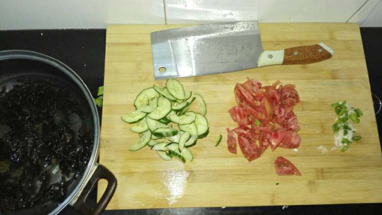 家常鸡蛋汤,紫菜，<a style='color:red;display:inline-block;' href='/shicai/ 54'>黄瓜</a>，西红柿，<a style='color:red;display:inline-block;' href='/shicai/ 3250'>葱</a>切丁备用。