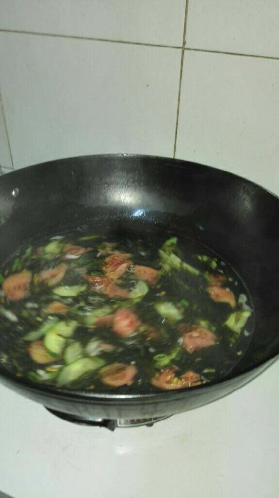 家常鸡蛋汤,待水烧开依次放入葱，紫菜，黄瓜，西红柿，并加入适量食盐，<a style='color:red;display:inline-block;' href='/shicai/ 756'>鸡精</a>，<a style='color:red;display:inline-block;' href='/shicai/ 847'>香油</a>。