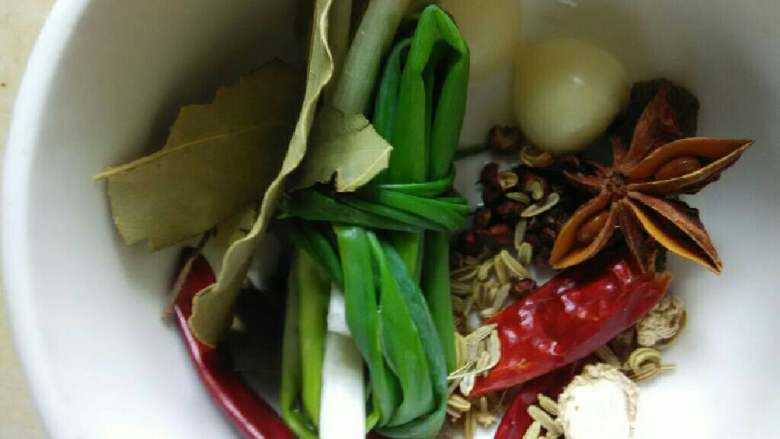 卤凤爪,加入备好的<a style='color:red;display:inline-block;' href='/shicai/ 3742'>香料</a>，<a style='color:red;display:inline-block;' href='/shicai/ 37'>姜</a>，<a style='color:red;display:inline-block;' href='/shicai/ 2794'>大蒜</a>，<a style='color:red;display:inline-block;' href='/shicai/ 700'>花椒</a>，<a style='color:red;display:inline-block;' href='/shicai/ 86474'>干辣椒</a>，<a style='color:red;display:inline-block;' href='/shicai/ 163'>葱白</a>，<a style='color:red;display:inline-block;' href='/shicai/ 3729'>白糖</a>一小勺，鸡爪！