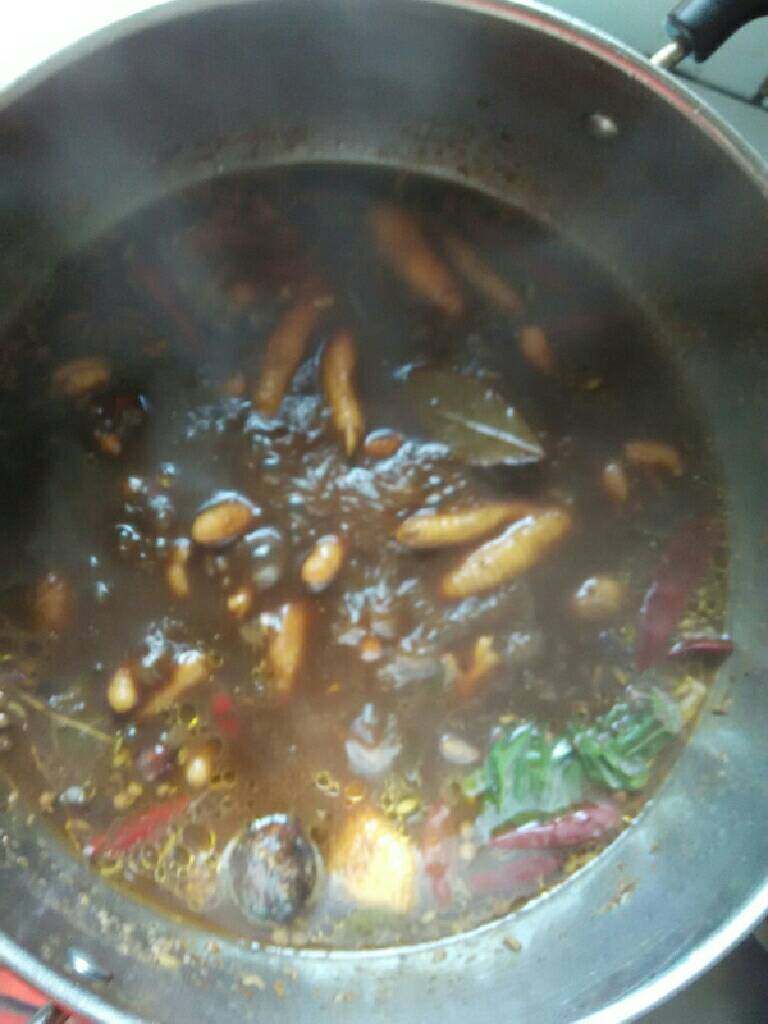 卤凤爪,大火闷两分钟，改小火慢炖十五分钟左右关火！不要着急装盘，关火后在锅里闷上十五分钟后再出锅，这样才入味儿！