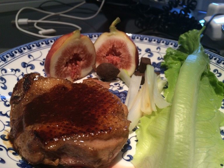 五果鸭,将鸭脯肉的鸭皮煎脆最后就是这个样子