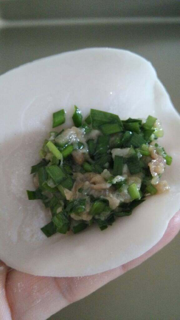 煎饺,把饺皮边上沾上少许水有利于粘合