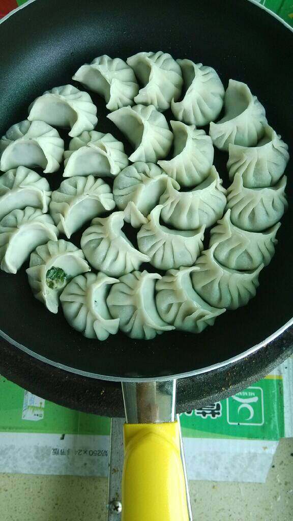 煎饺,平底锅加少许油，把饺子摆上去中上火煎至底部金黄