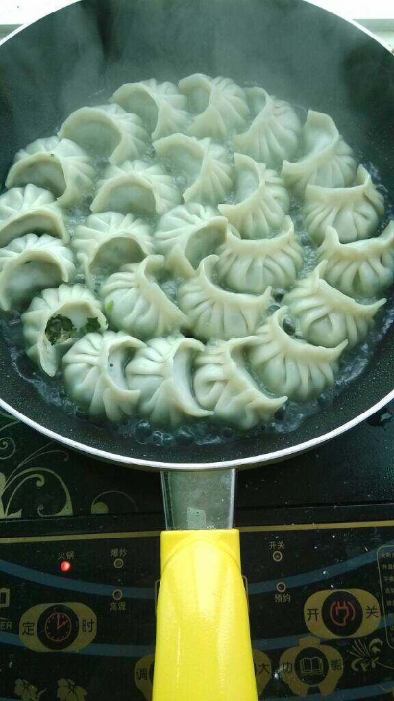 煎饺,煎至底部焦黄后，加入没过饺身三分之一水，加盖小火焖至水干