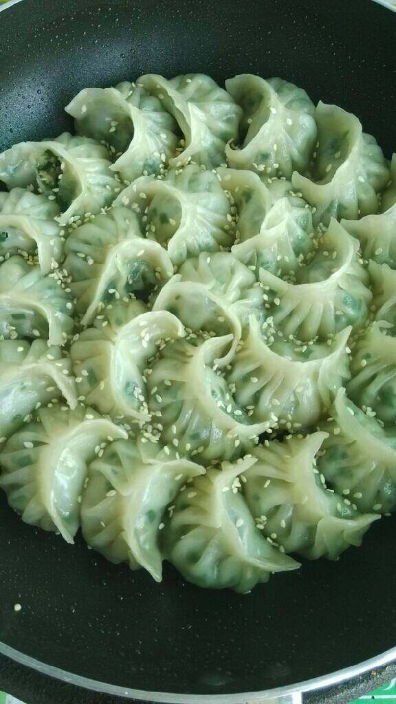 煎饺,撒上芝麻和葱花即可出锅