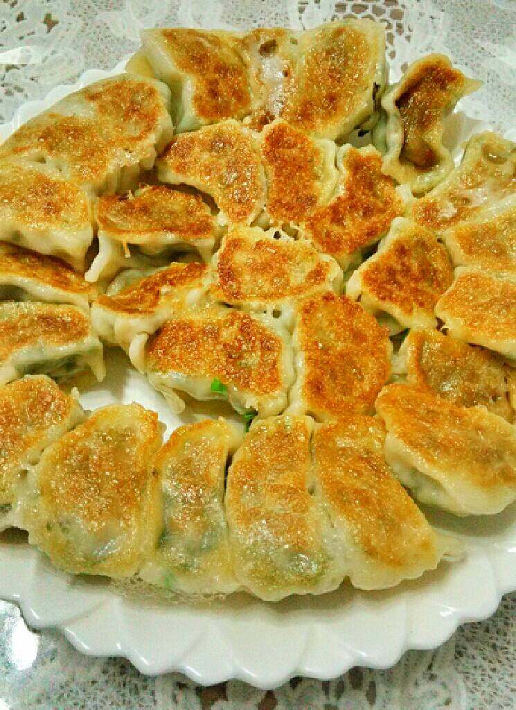 煎饺,看看这金黄诱人的底部，外酥里嫩，不说了开吃