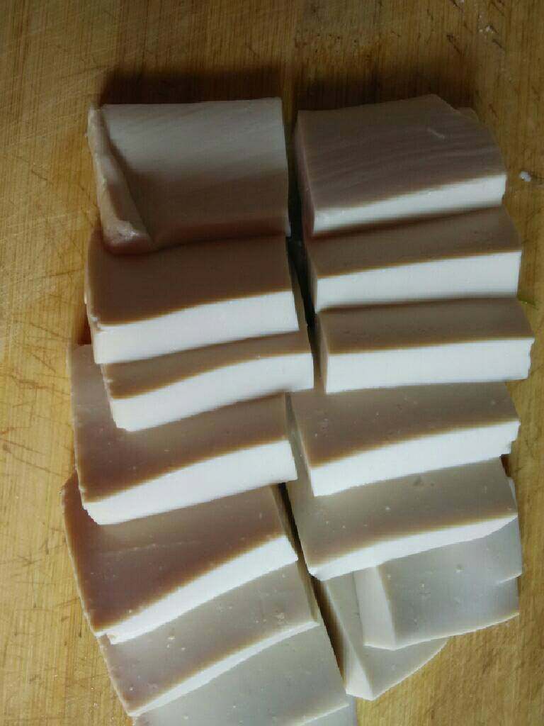 高钙豆腐鲫鱼汤,汤锅里倒入约900——1000克水，下煎过的鲫鱼，<a style='color:red;display:inline-block;' href='/shicai/ 37'>姜</a>片，<a style='color:red;display:inline-block;' href='/shicai/ 157'>小葱</a>(打结)大火煮沸后，改中火熬约五分钟，然后改小火熬约20分钟！