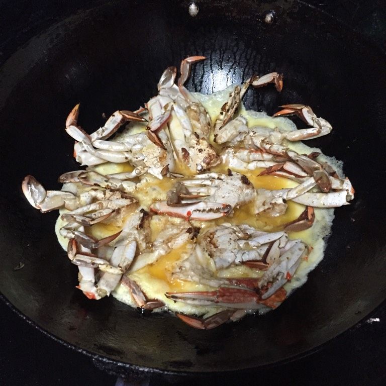 螃蟹炒鸡蛋,倒入锅中。