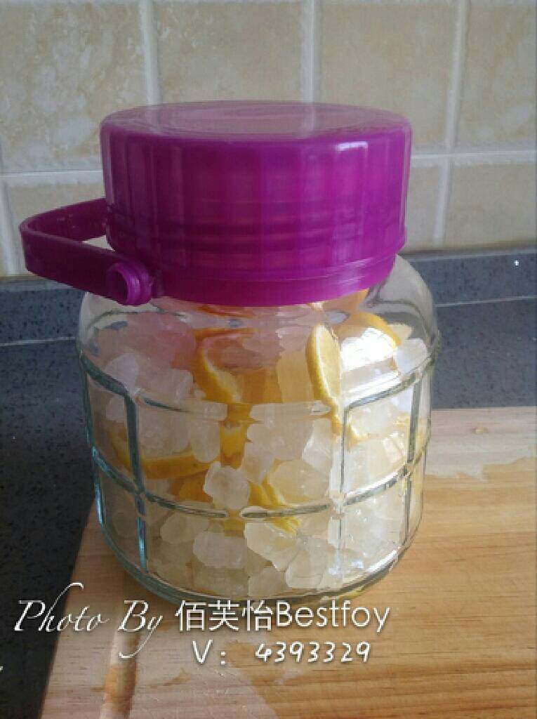 冰糖柠檬,最好容器是密封的,盖好存放,等冰糖完全融化就可以吃了,我一般腌制1个多月!每次用一片冲水!美容养颜