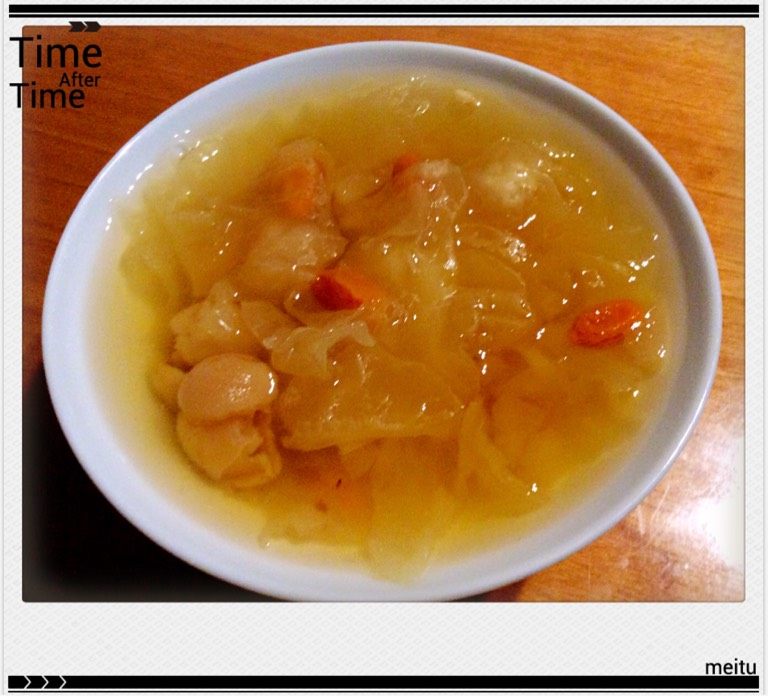 雪耳糖水,待雪耳凉后加入已洗干净的<a style='color:red;display:inline-block;' href='/shicai/ 593'>桂圆</a>和<a style='color:red;display:inline-block;' href='/shicai/ 142822'>枸杞子</a>，还有适量的冰糖，再加入小量凉开水，中火滚10分钟就ok啦
