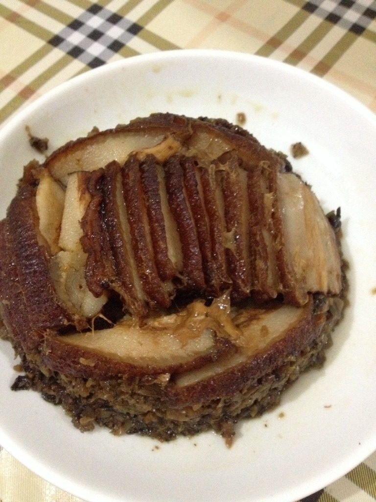 梅菜扣肉,上锅蒸一个半小时,倒扣放入盘中即可