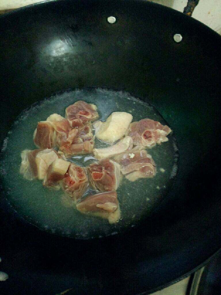 土豆焖鸭,锅加水烧开放入鸭肉过焯水