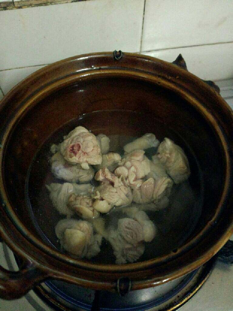 土豆焖鸭,在捞起来洗干净加水
