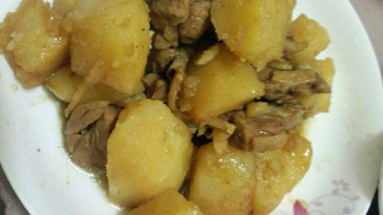 土豆焖鸭,盛盘