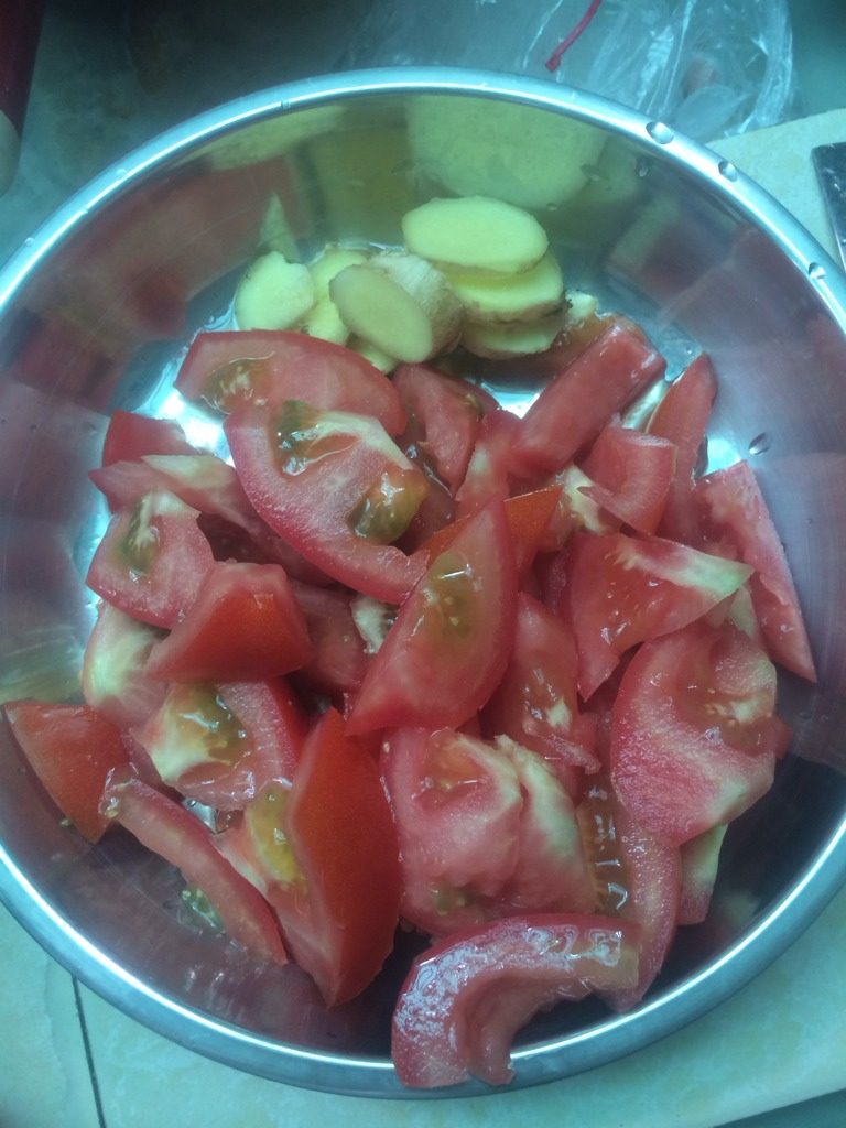 番茄鱼头汤,<a style='color:red;display:inline-block;' href='/shicai/ 59'>番茄</a>洗净，切块。姜，切片备用。