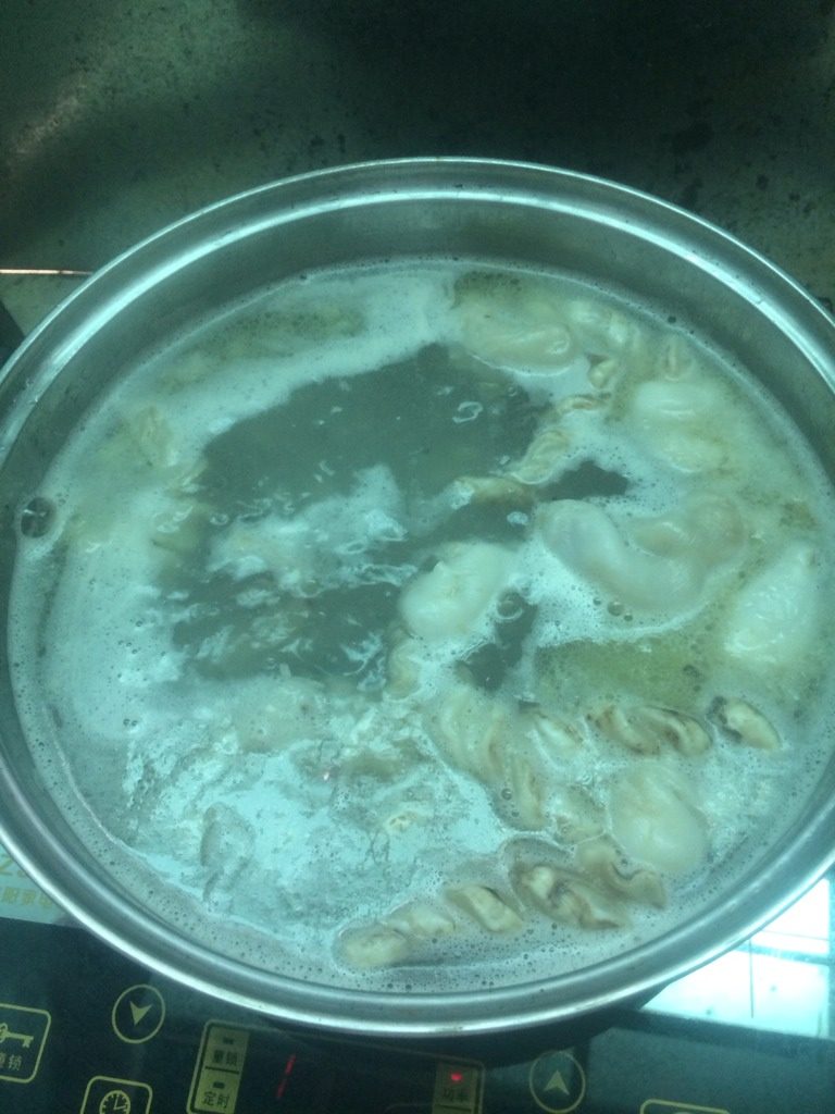 番茄鱼头汤,另起一汤锅，装水备用。把鱼头煎到两面有些黄黄的，香味出来了，把鱼头放进装水的锅里，大火煮。
