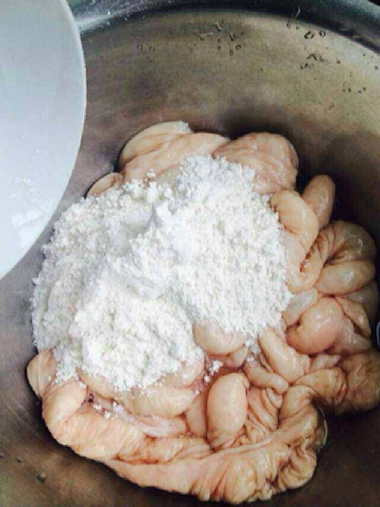 辣子肥肠,时间到再下一大碗面粉,搓,跟洗衣服一样那样搓,翻出来搓。