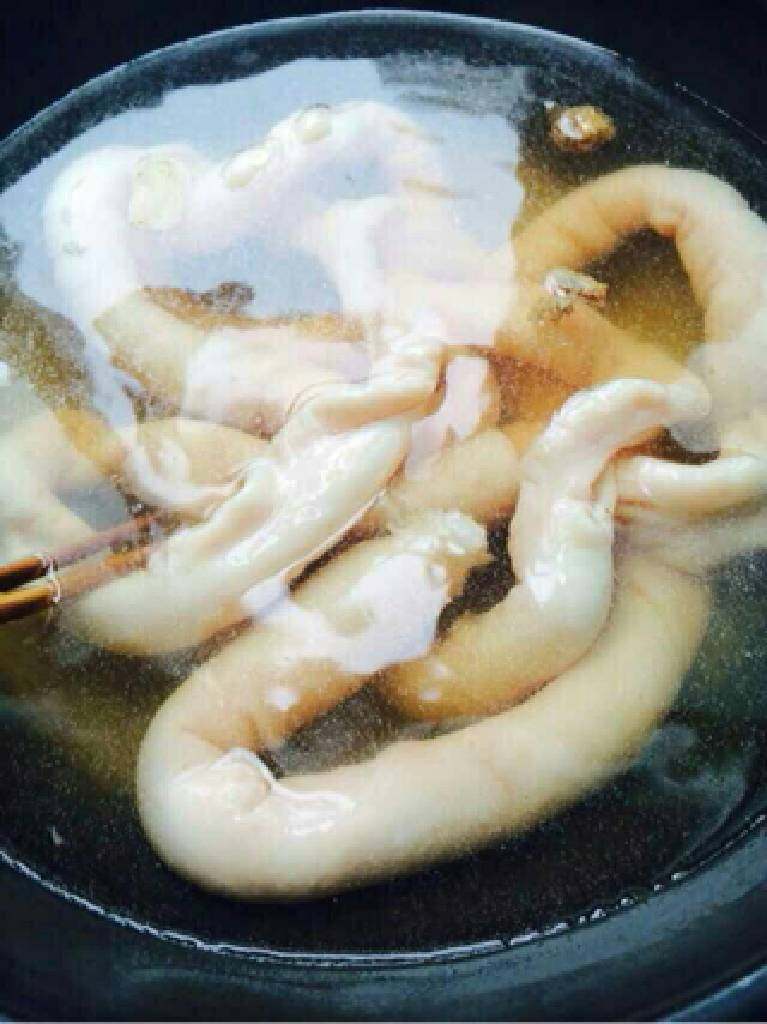 辣子肥肠,洗好的肥肠放开水里过下,水里面放两块姜片,两大勺料酒
主要去不肠味儿