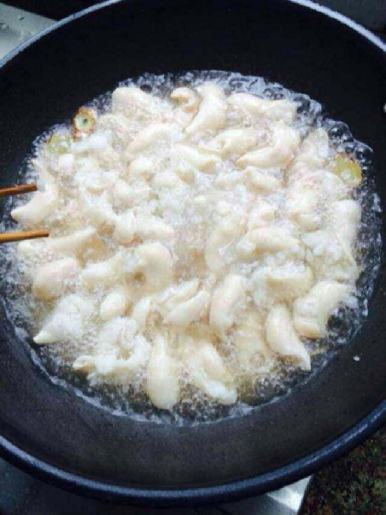辣子肥肠,过完水切小块,再从新放水,加老姜两片料酒两勺煮十五分钟,大火煮