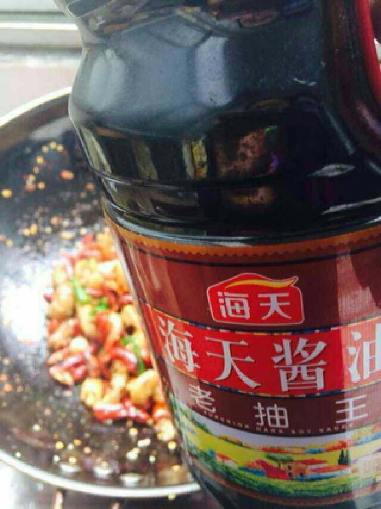辣子肥肠,老抽来两滴调颜色,可以用酱油