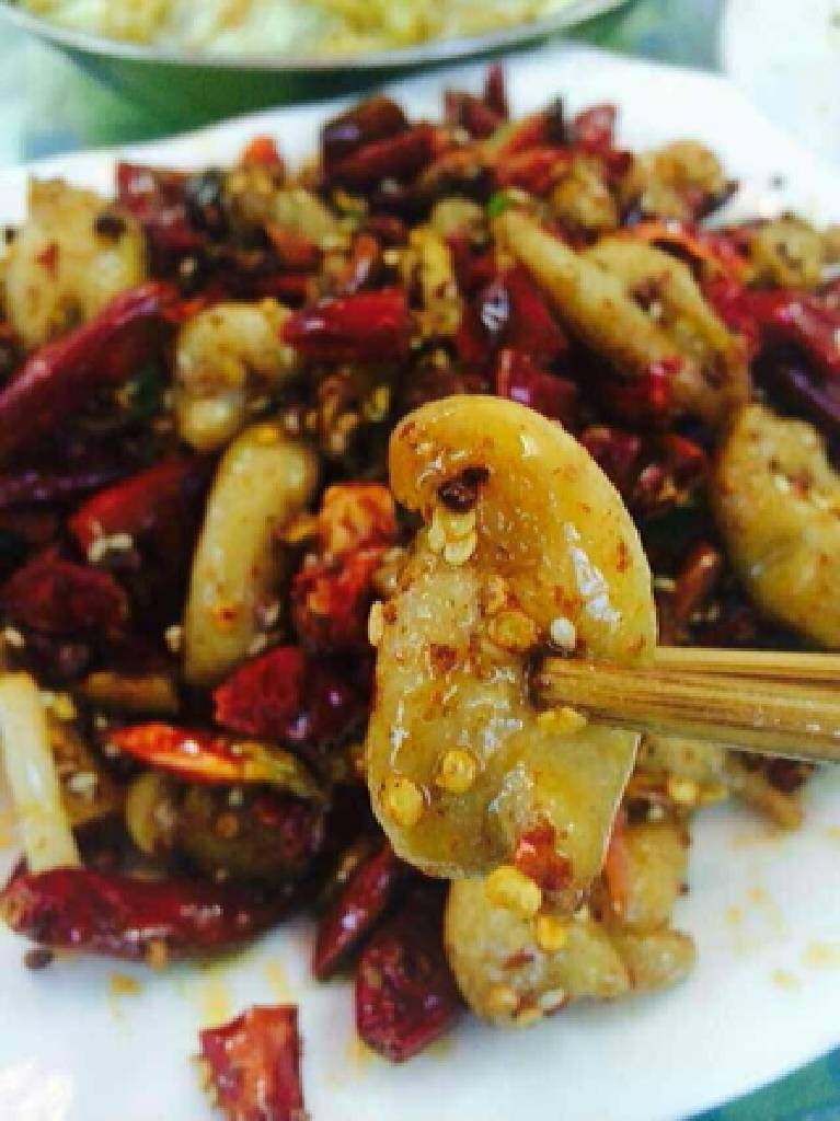辣子肥肠,可以比我这煸的再干一点,这样吃有嚼劲的。干点更好吃。
