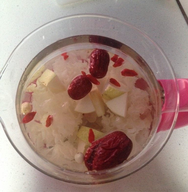 银耳雪梨羹,<a style='color:red;display:inline-block;' href='/shicai/ 232'>银耳</a>撕碎，<a style='color:red;display:inline-block;' href='/shicai/ 594'>梨</a>切块，所有材料洗净放入养生壶中，加满水