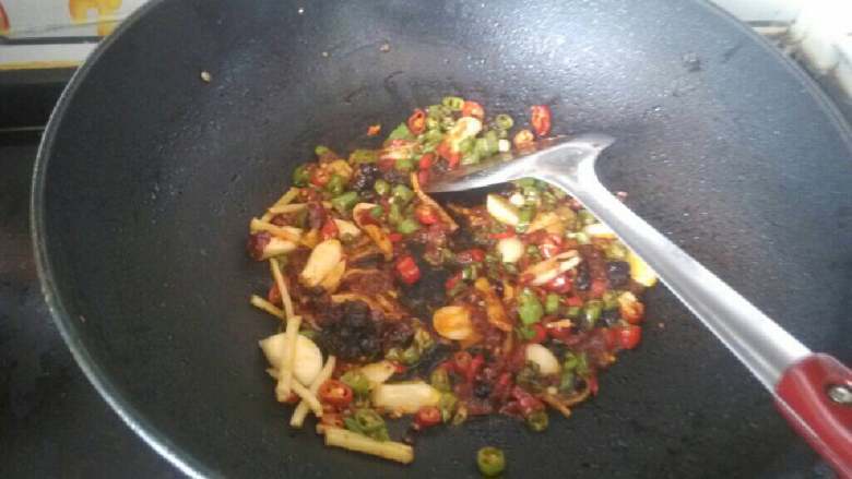辣椒外婆蛋,
炒锅烧热注油,将大葱片下入锅中,小火煸香后捞出备用,把青红椒圈下入锅中,小火耐心地煸炒,炒至水分收干辣香溢出,姜片蒜片下锅煸香,将锅中材料拨至锅边,将豆豉、脆鲜尖椒、辣豆豉酱下入锅中煸香。