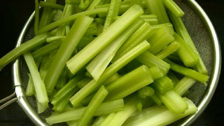 ≈芹菜豆皮≈,<a style='color:red;display:inline-block;' href='/shicai/ 125'>芹菜</a>洗净切段