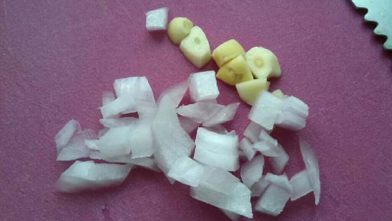 ≈芹菜豆皮≈,洋葱，大蒜切粒