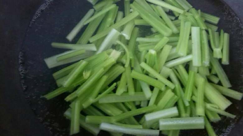 ≈芹菜豆皮≈,芹菜焯一下水