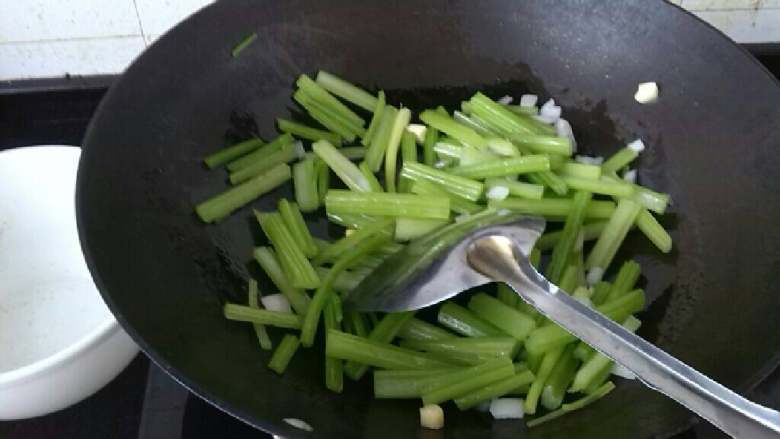≈芹菜豆皮≈,锅内热油，放入<a style='color:red;display:inline-block;' href='/shicai/ 691'>辣椒酱</a>，洋葱，大蒜翻炒出香味，然后放入芹菜