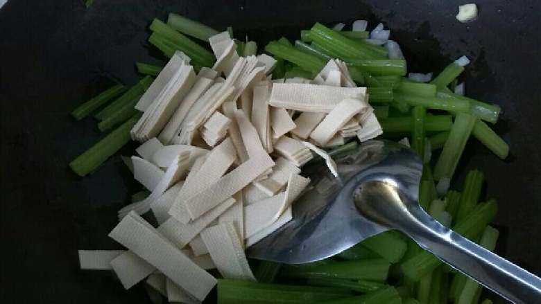 ≈芹菜豆皮≈,接着加入豆皮翻炒