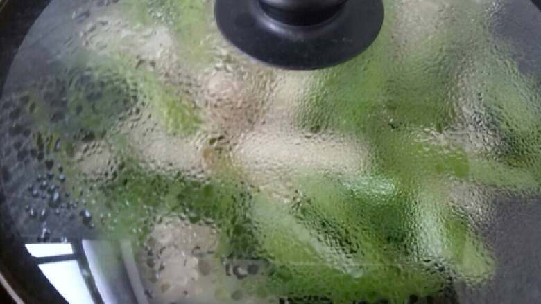 ≈芹菜豆皮≈,加入小半碗水，盖上盖子焖一会儿