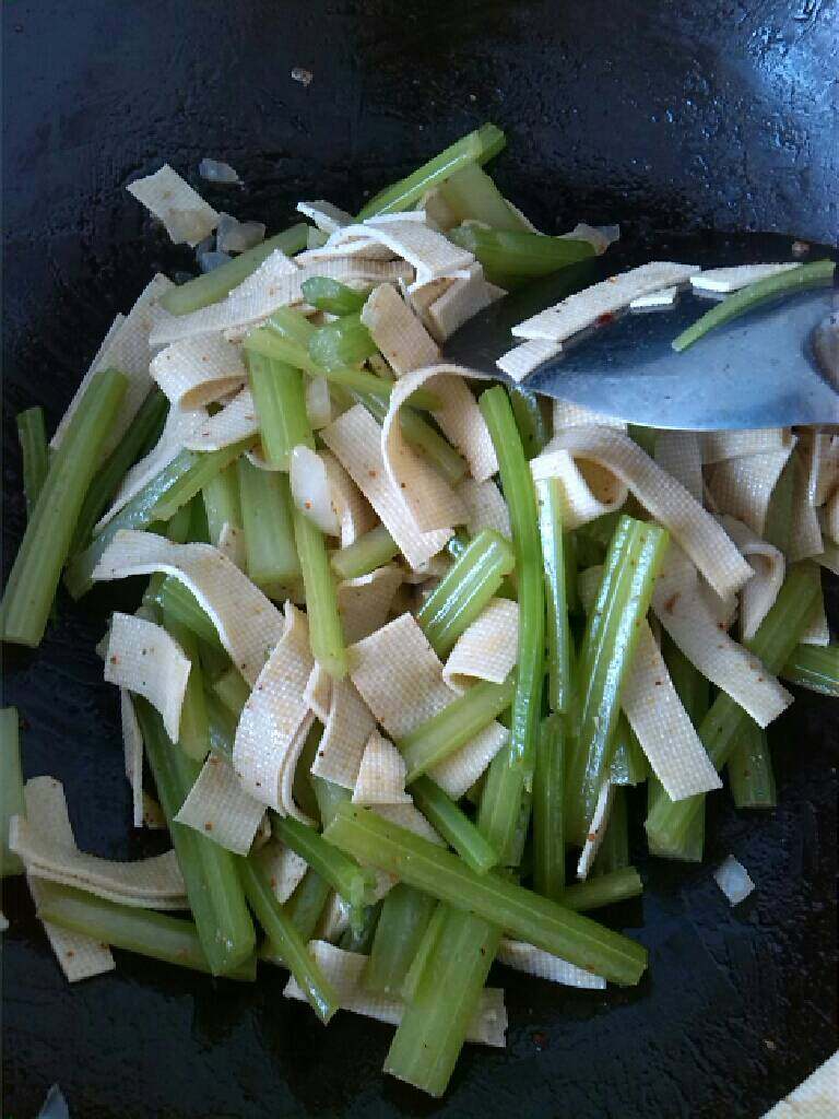 ≈芹菜豆皮≈,接着放入盐，<a style='color:red;display:inline-block;' href='/shicai/ 788'>生抽</a>调味即可