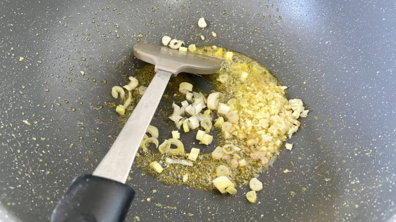 醋溜木须肉,留底油,下葱白姜末蒜末,中小火煸香
