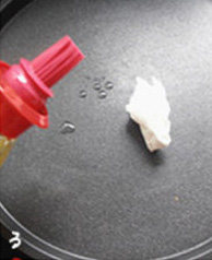 抹茶细沙水果卷,电饼铛滴几滴油,用纸巾擦开;