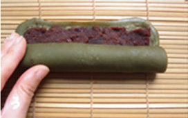 抹茶细沙水果卷,用手轻轻卷起;