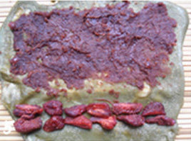 抹茶细沙水果卷,同样把<a style='color:red;display:inline-block;' href='/shicai/ 10711'>草莓干</a>卷起;